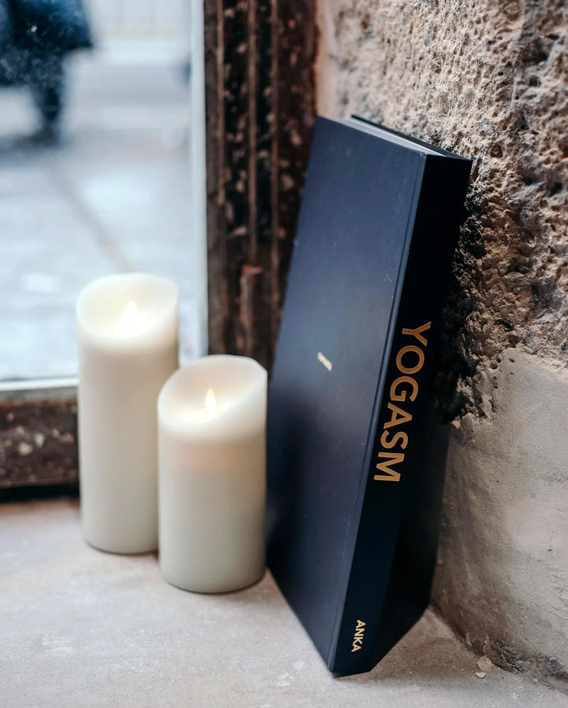 Livre d'art YOGASM par Anka, d'après l'idée d'Hélène Duval YUJ - Maison de pleine conscience